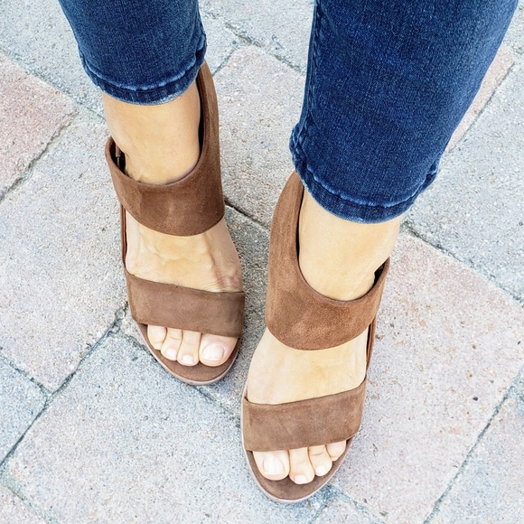 Bernardo Holly Suede Stacked Block Heel Sandal 8 - Picture 4 of 8